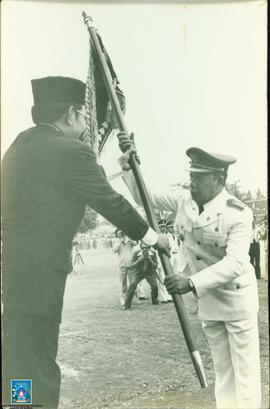 "Penyerahan bendera kebesaran kabupaten Sleman oleh Bupati Sleman KRT Prodjo Sudjoto kepada ...