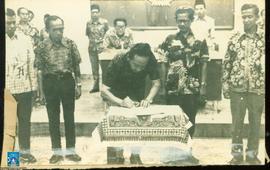 Bupati Sleman KRT Sujoto Prodjo Sudjoto dan Ketua DPRD Sleman R.Sulardjo menandatangani naskah RA...