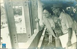 Presiden Soeharto dan Ibu Tien serta rombongan meninjau salah satu proyek jembatan penghubung di ...