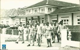 Rombongan Muspida berjalan meninggalkan gedung Op Room Sleman
