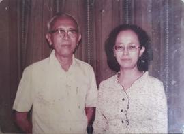 Foto KRT. Tedjohadiningrat bersama istri tampak dekat