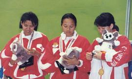 Zelin Resiana, Finarsih, Minarti Timur mendapatkan medali pada Sea Games Singapore 1993
