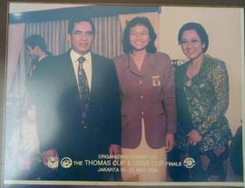 Finarsih foto bersama dengan Jenderal TNI Wismoyo Aris Munandar dan Istri dalam acara Organizing ...