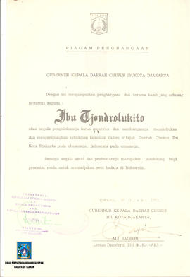 Piagam penghargaan dari Gubernur Kepala Daerah Chusus Ibukota Djakarta (Ali Sadikin) kepada Ibu T...