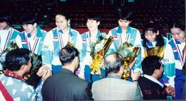 Penyerahan Piala Uber Cup 1996 di Hongkong, Indonesia menjadi pemenang dalam ajang bergengsi ters...