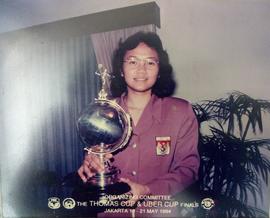 Finarsih memegang Piala Uber  pada acara Orginizing Comitte Thomas & Uber Cup di Jakarta 1994
