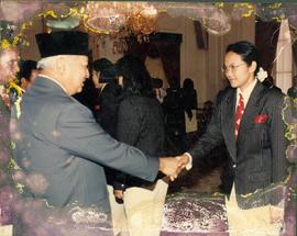 Finarsih bersalaman dengan Presiden RI Soeharto dalam acara pelepasan Tim Uber dan Thomas Cup di ...