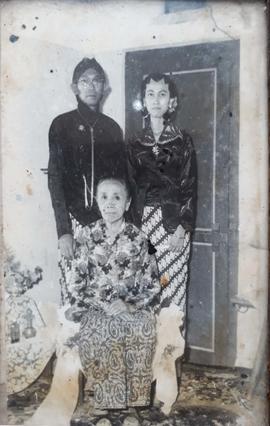 KRT. Tedjohadiningrat dan istri (R.Adj. Sri Moeljani) beserta Ibunda