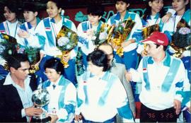 Penyerahan Piala Uber Cup 1996 di Hongkong, Indonesia menjadi pemenang dalam ajang bergengsi ters...