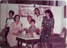 Foto KRT. Tedjohadiningrat, istri, dan keempat anaknya (Raden Ajeng Noworetno, S.Sos. paling kana...