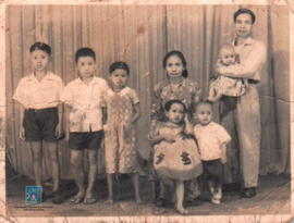 Linus bersama orang tua dan saudara tahun 1963 (Linus berdiri nomor 2 dari kiri)