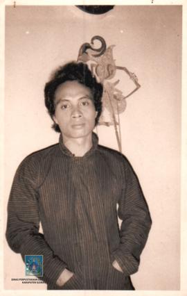 Linus di depan tokoh wayang kesayangannya, Dewa Srani